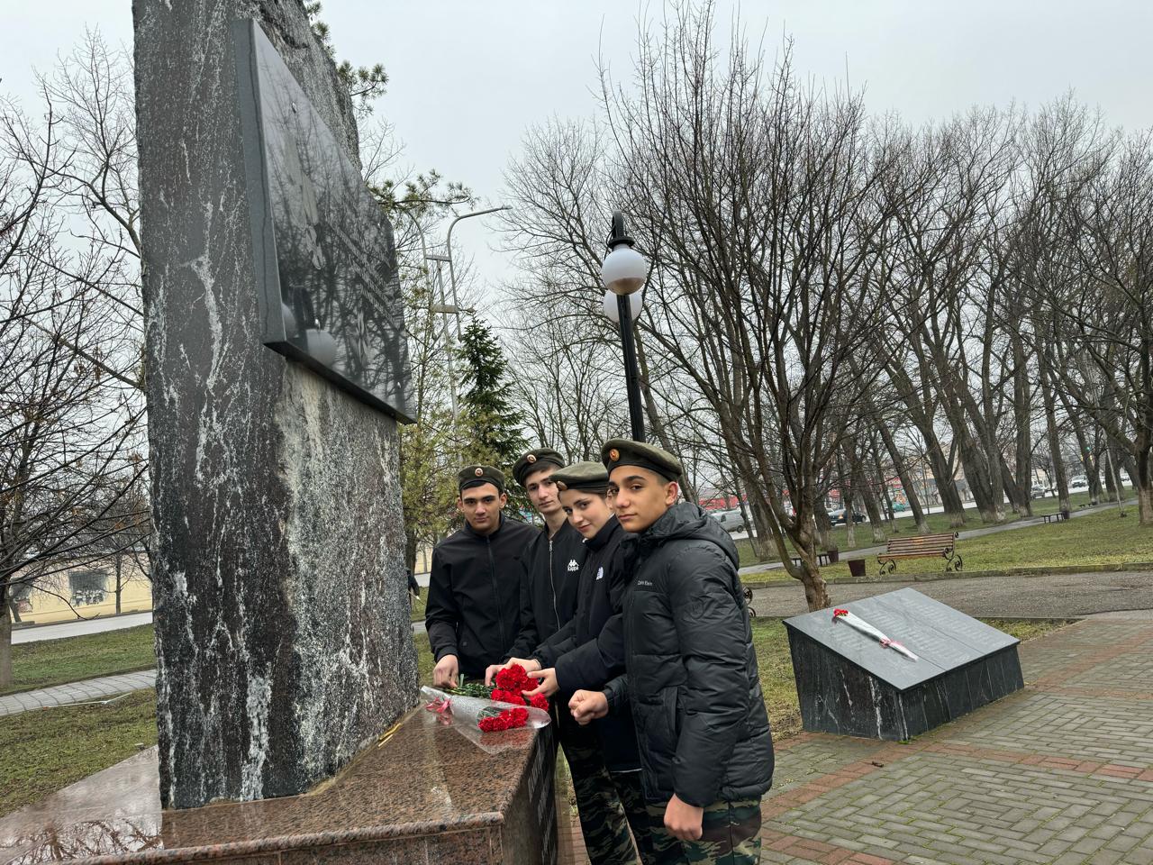 Возложение цветов к памятнику воинов интернационалистов.