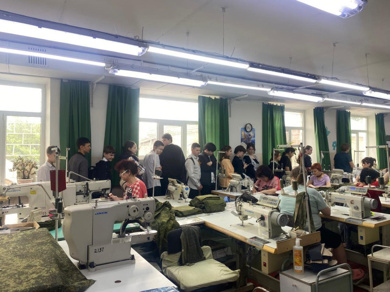 Обучающиеся 7А класса посетили швейную фабрику.